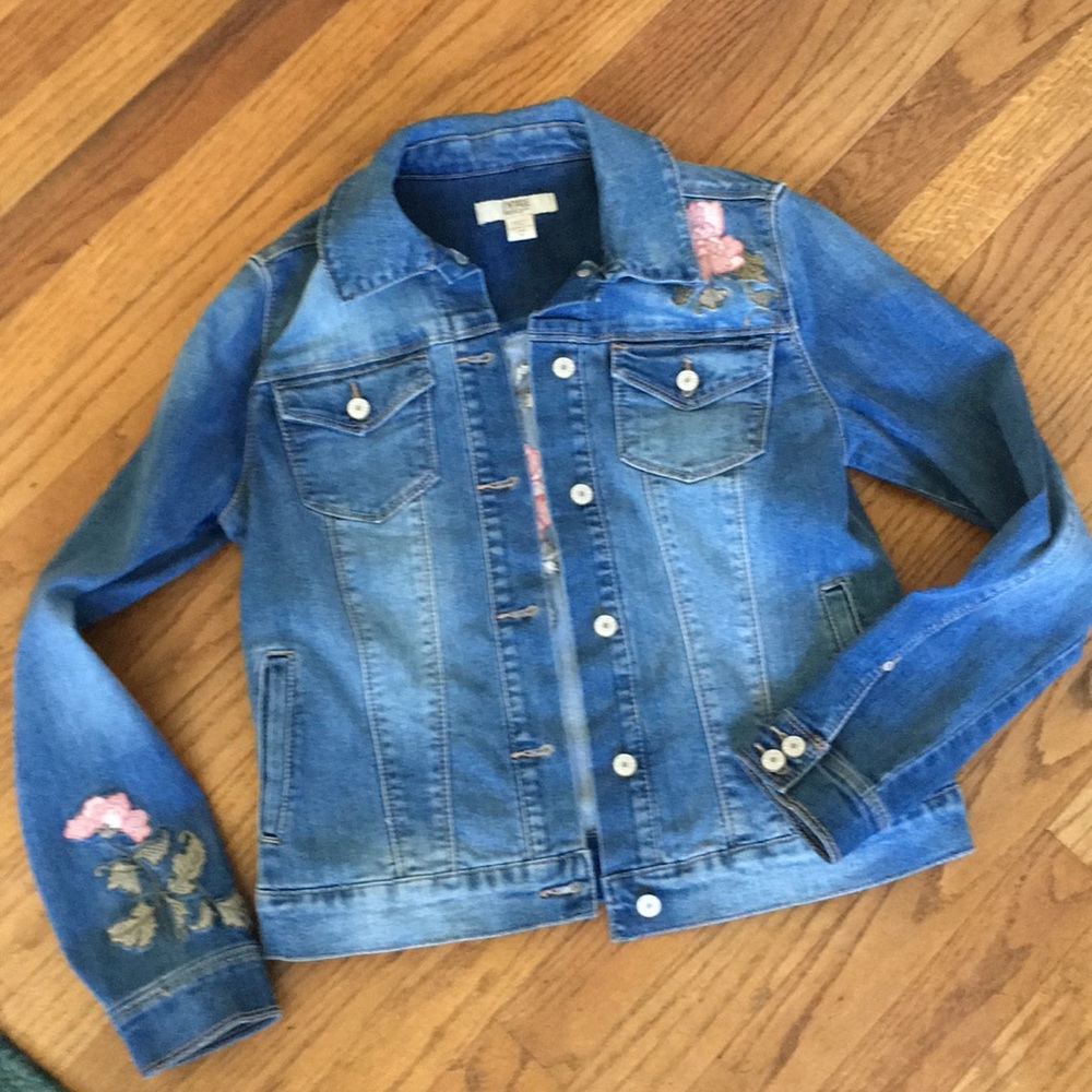 Adorable embroidered jean jacket xs EUC